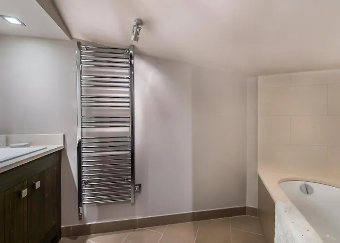 Chic Avec Cheminee Et Parking A - Fr-1-563-64 Appartement Courchevel